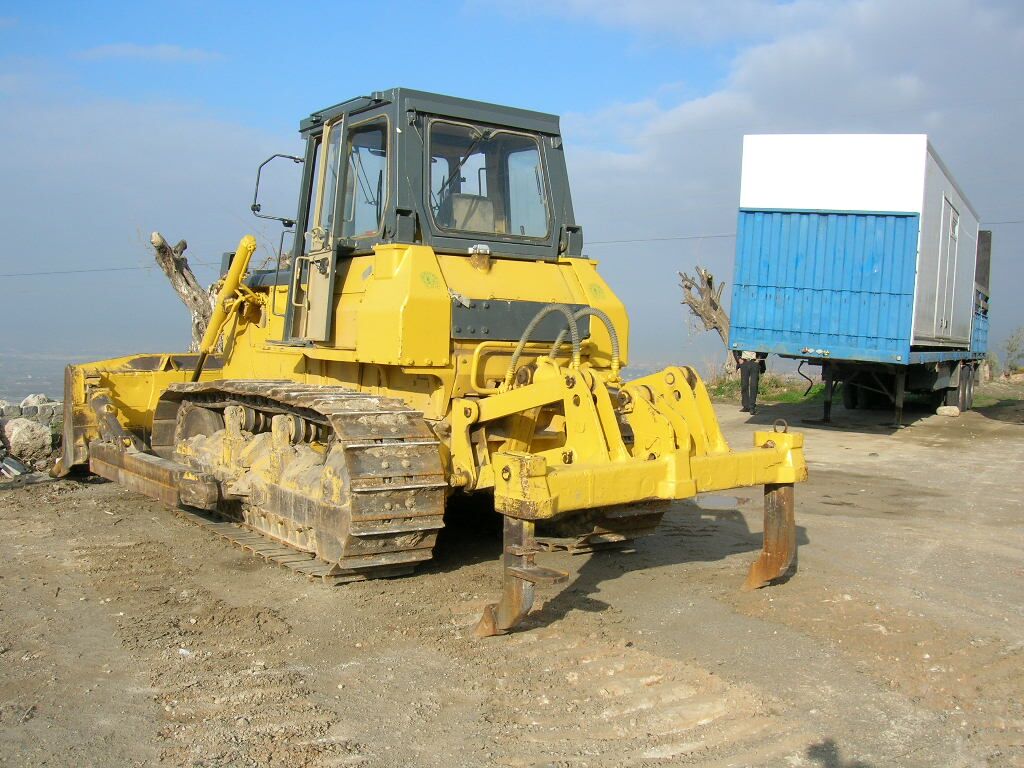 KOMATSU D65E8